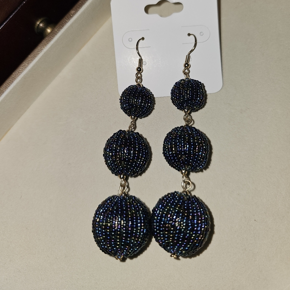Long iridescent beaded earrings - Picture 2 of 7